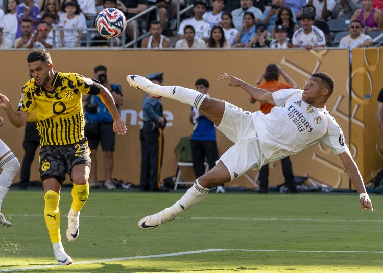 AME886. NUEVA JERSEY (ESTADOS UNIDOS), 05/07/2025.- Kylian Mbappé (d) del Real Madrid patea el balón este sábado, en un partido del Mundial de Clubes entre Real Madrid y Borussia Dortmund en el estadio MetLife de Nueva Jersey (EE.UU.). EFE/A´ngel Colmenares