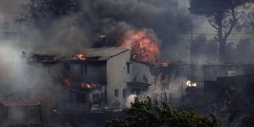 Ordenan evacuación de más de 5 mil personas de las afueras de Atenas por un gran incendio