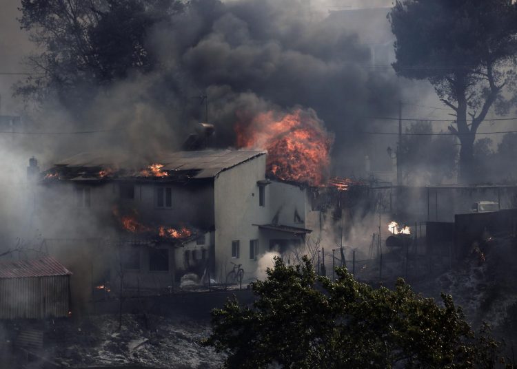 ATHENS (Greece), 26/07/2025.- Houses are seen engulfed in flames in the residential area of Kryoneri, in a suburb of Athens, Greece, 26 July 2025. Firefighting forces are battling a wildfire that broke out in Kryoneri, Attica. According to the Fire Service, the fire is considered difficult as it is spreading through a mixed area of forest and residential zones. There are reports of damage to homes, and some have been engulfed in flames. (incendio forestal, Grecia, Atenas) EFE/EPA/YANNIS KOLESIDIS