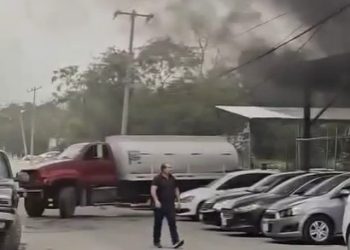 Atacan e incendian lote de autos en Monterrey; hay 4 muertos