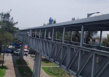 Hombre escala a la techumbre de la Estación Peñón Viejo de la línea A del Metro