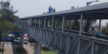 Hombre escala a la techumbre de la Estación Peñón Viejo de la línea A del Metro
