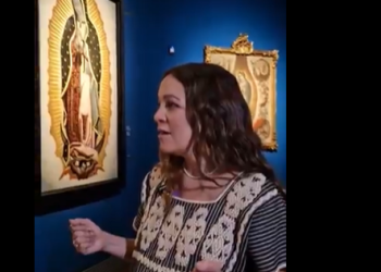 Natalia Lafourcade canta ante un cuadro de la Virgen de Guadalupe en el Museo del Prado