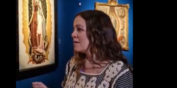 Natalia Lafourcade canta ante un cuadro de la Virgen de Guadalupe en el Museo del Prado