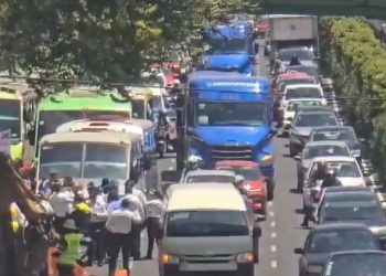 Al menos 10 mil trasportistas arrancan protesta en CDMX; amagan con paro total