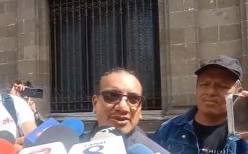 Familiares de los 43 de Ayotzinapa salen de Palacio Nacional sin avances y con molestia