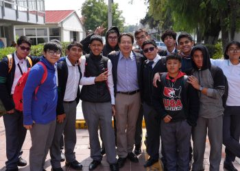 Mario Delgado reafirma compromiso con la educación al invertir más de 23 mil mdp en becas