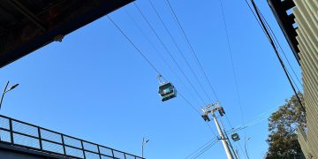 CDMX asegura que nuevas líneas de Cablebús avanzarán con consulta a comunidades El Gobierno de la Ciudad de México aseguró que los proyectos de las nuevas líneas de Cablebús no serán impuestos en zonas donde existan grupos opositores, sino que avanzarán únicamente después de procesos de consulta y acuerdos con las comunidades, especialmente en pueblos originarios. Línea 6 del Cablebús llegará hasta San Antonio Tecómitl Durante la presentación de los avances de las líneas 4, 5 y 6 del Cablebús, la jefa de Gobierno, Clara Brugada, explicó que el trazo de la Línea 6, que conectará Tláhuac con Milpa Alta, llegará por ahora hasta San Antonio Tecómitl, debido a que aún faltan concluir los procesos de consulta para extenderla hacia otras zonas de Milpa Alta. La mandataria capitalina destacó que las tres nuevas líneas representan una inversión superior a 17 mil millones de pesos, con 40 kilómetros nuevos de Cablebús, 235 postes y cerca de 30 estaciones. Señaló que estas obras beneficiarán a más de 200 mil personas diariamente, principalmente habitantes de zonas altas, periféricas y con menores alternativas de transporte. Nuevas líneas beneficiarán a pueblos originarios Brugada indicó que las nuevas rutas recorrerán cinco alcaldías y beneficiarán a cerca de 150 colonias y pueblos originarios de distintas demarcaciones. Informó que los trabajos de obra civil y electromecánica registran un avance cercano al 20 por ciento y se prevé alcanzar el 40 por ciento al cierre del año. Las Líneas 4 y 6 están programadas para concluir en diciembre de 2027, mientras que la Línea 5 se proyecta para finalizar en junio de 2028. Realizan consultas antes de iniciar obras La secretaria de Pueblos y Barrios Originarios, Nelly Juárez, informó que antes del inicio de los trabajos se realizaron estudios para identificar a las comunidades involucradas y posteriormente se desarrollaron procesos de consulta previa. Detalló que se llevaron a cabo siete consultas en pueblos originarios relacionados con las líneas 5 y 6, todas con resultados favorables.