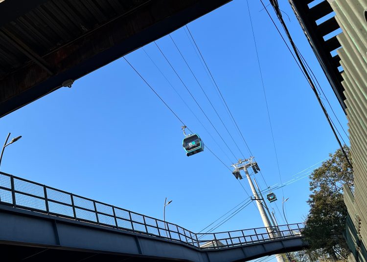 CDMX asegura que nuevas líneas de Cablebús avanzarán con consulta a comunidades El Gobierno de la Ciudad de México aseguró que los proyectos de las nuevas líneas de Cablebús no serán impuestos en zonas donde existan grupos opositores, sino que avanzarán únicamente después de procesos de consulta y acuerdos con las comunidades, especialmente en pueblos originarios. Línea 6 del Cablebús llegará hasta San Antonio Tecómitl Durante la presentación de los avances de las líneas 4, 5 y 6 del Cablebús, la jefa de Gobierno, Clara Brugada, explicó que el trazo de la Línea 6, que conectará Tláhuac con Milpa Alta, llegará por ahora hasta San Antonio Tecómitl, debido a que aún faltan concluir los procesos de consulta para extenderla hacia otras zonas de Milpa Alta. La mandataria capitalina destacó que las tres nuevas líneas representan una inversión superior a 17 mil millones de pesos, con 40 kilómetros nuevos de Cablebús, 235 postes y cerca de 30 estaciones. Señaló que estas obras beneficiarán a más de 200 mil personas diariamente, principalmente habitantes de zonas altas, periféricas y con menores alternativas de transporte. Nuevas líneas beneficiarán a pueblos originarios Brugada indicó que las nuevas rutas recorrerán cinco alcaldías y beneficiarán a cerca de 150 colonias y pueblos originarios de distintas demarcaciones. Informó que los trabajos de obra civil y electromecánica registran un avance cercano al 20 por ciento y se prevé alcanzar el 40 por ciento al cierre del año. Las Líneas 4 y 6 están programadas para concluir en diciembre de 2027, mientras que la Línea 5 se proyecta para finalizar en junio de 2028. Realizan consultas antes de iniciar obras La secretaria de Pueblos y Barrios Originarios, Nelly Juárez, informó que antes del inicio de los trabajos se realizaron estudios para identificar a las comunidades involucradas y posteriormente se desarrollaron procesos de consulta previa. Detalló que se llevaron a cabo siete consultas en pueblos originarios relacionados con las líneas 5 y 6, todas con resultados favorables.
