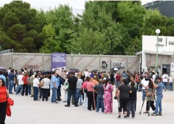 Cientos de personas exigen respuestas en la Fiscalía de Chihuahua, tras hallazgo de cuerpos en Cd. Juárez