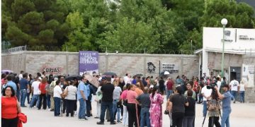 Cientos de personas exigen respuestas en la Fiscalía de Chihuahua, tras hallazgo de cuerpos en Cd. Juárez