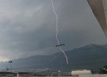 Tormenta eléctrica ocasiona incendios y accidentes en el área metropolitana de Monterrey