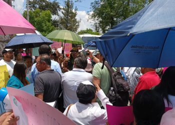 Pacientes renales se manifiestan en Aguascalientes; IMSS busca trasladar sus servicios a “clínica improvisada”