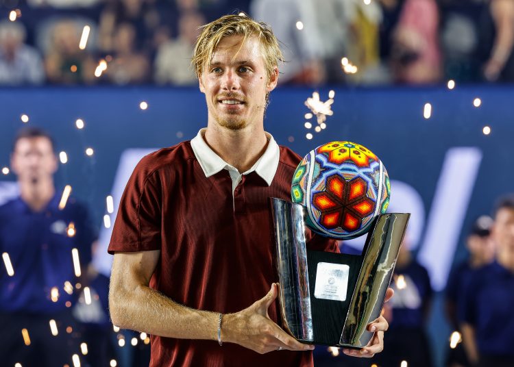 MEX8216. LOS CABOS (MÉXICO), 19/07/2025.- El tenista canadiense Denis Shapovalov celebra con el trofeo de campeón, al derrotar al estadounidense Aleksandar Kovacevic este sábado, en un partido por la final del Abierto de tenis de Los Cabos, en el estado de Baja California Sur (México). EFE/Jorge Reyes