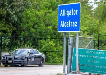 Jueces piden al Gobierno de EU y Florida información sobre Alligator Alcatraz