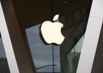 Asesor comercial de Trump critica a Apple por no trasladar su producción fuera de China