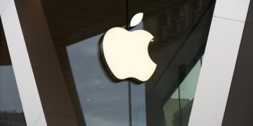 Asesor comercial de Trump critica a Apple por no trasladar su producción fuera de China