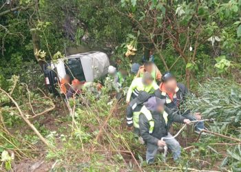 Vuelca camioneta y cae a barranco en Álvaro Obregón