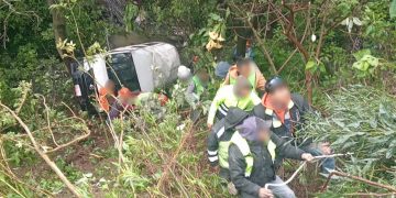 Vuelca camioneta y cae a barranco en Álvaro Obregón