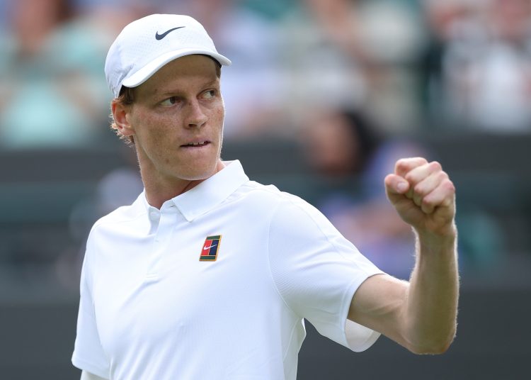 Wimbledon (United Kingdom), 09/07/2025.- Jannik Sinner of Italy reacts during the Men's Singles quarter-finals match against Ben Shelton of the USA at the Wimbledon Championships, Wimbledon, Britain, 09 July 2025. (Tenis, Italia, Reino Unido) EFE/EPA/ADAM VAUGHAN EDITORIAL USE ONLY