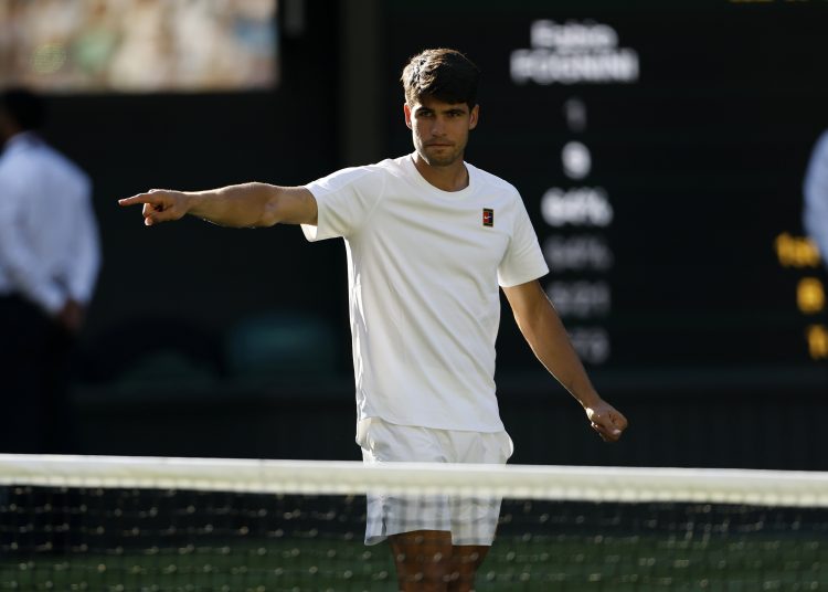 Wimbledon (United Kingdom), 30/06/2025.- Carlos Alcaraz of Spain greets attendees after winning the Men's 1st round match against Fabio Fognini of Italy at the Wimbledon Championships, Wimbledon, Britain, 30 June 2025. (Tenis, Italia, España, Reino Unido) EFE/EPA/TOLGA AKMEN EDITORIAL USE ONLY EDITORIAL USE ONLY