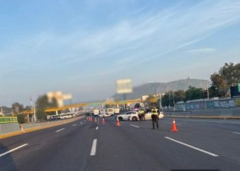 Transportistas bloquean la México-Puebla
