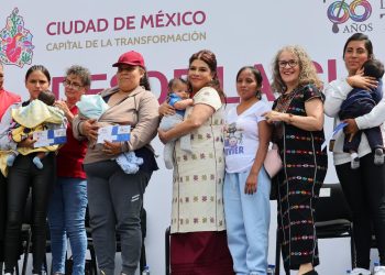 Brugada encabeza entrega de programa Desde la Cuna