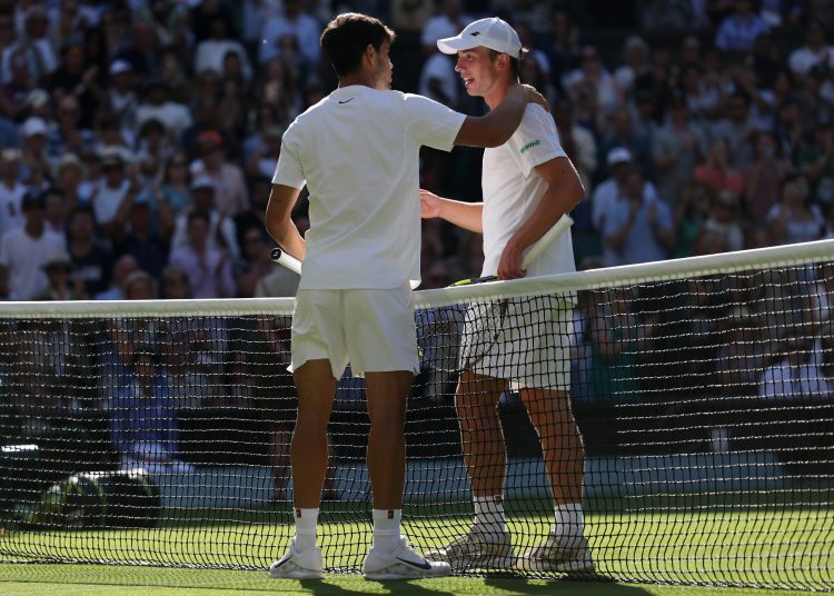 Wimbledon (United Kingdom), 02/07/2025.- Carlos Alcaraz of Spain (L) greets Oliver Tarvet of Britain after winning their Men's 2nd round match at the Wimbledon Championships, Wimbledon, Britain, 02 July 2025. (Tenis, España, Reino Unido) EFE/EPA/NEIL HALL EDITORIAL USE ONLY