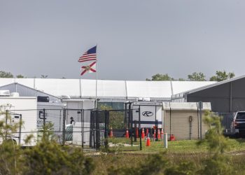 Cónsul de México entrevista a más de 30 connacionales detenidos en Alligator Alcatraz