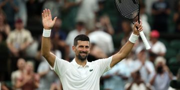 Djokovic avanza a trompicones
