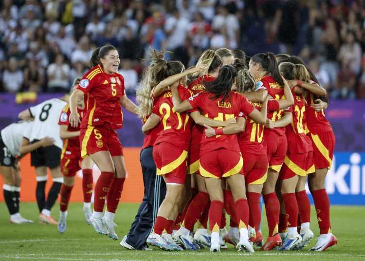 ZÚRICH (SUIZA), 23/07/2025.- Las jugadoras de la selección española celebran su victoria a la finalización del encuentro correspondiente a la semifinal de la Eurocopa Femenina 2025 que han disputado hoy miércoles las selecciones de Alemania y España en el estadio Letzigrund de Zúrich (Suiza). EFE/ Ana Escobar