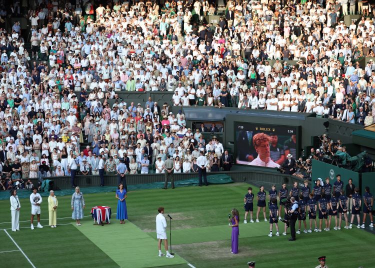 Wimbledon (United Kingdom), 13/07/2025.- Jannik Sinner of Italy holds a speech after winning the Men's Singles final match against Carlos Alcaraz of Spain at the Wimbledon Championships, Wimbledon, Britain, 13 July 2025. (Tenis, Italia, España, Reino Unido) EFE/EPA/ADAM VAUGHAN EDITORIAL USE ONLY