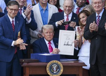 Trump firmó su ambiciosa ley de recortes fiscales y presupuestarios