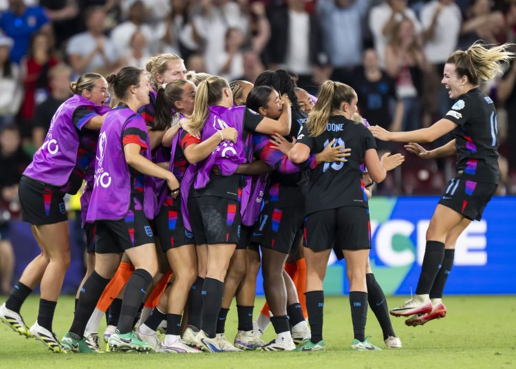 GENEVA (Switzerland), 22/07/2025.- England's players celebrates their goal after scoring the 1:1, during the UEFA Women's EURO 2025 semi final soccer match between England and Italy in Geneva, Switzerland, 22 July 2025. (Italia, Suiza, Ginebra) EFE/EPA/MARTIAL TREZZINI
