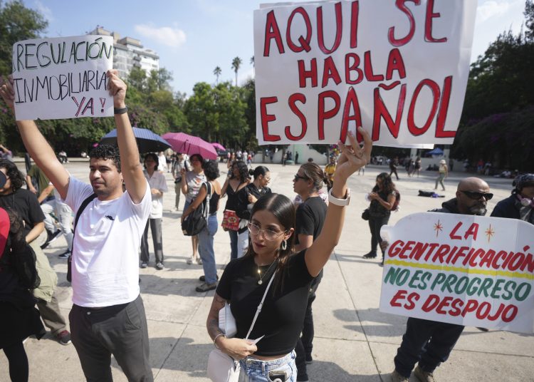 Manifestantes sostienen letreros durante una protesta contra la gentrificación, luego de que el incremento en la presencia de personas que trabajan a distancia ha provocado aumentos de precios y una mayor demanda de viviendas en vecindarios como Condesa y Roma, el viernes 4 de julio de 2025, en Ciudad de México. (AP Foto/Fernando Llano)