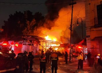 Incendio consume puestos en el Centro de la CDMX