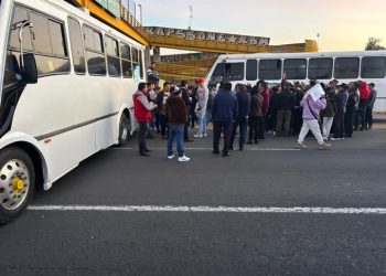 Transportistas reabren la México-Puebla, el rezago de automovilistas es intenso