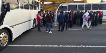Transportistas reabren la México-Puebla, el rezago de automovilistas es intenso