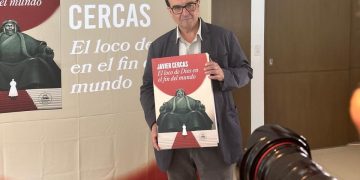 Con Libertad, respeto y entendiendo la realidad Javier Cercas nos cuenta cómo llega al encuentro del loco de Dios en el fin del mundo
