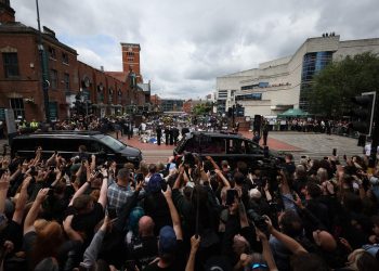 Birmingham se despide de Ozzy Osbourne con un emotivo y multitudinario cortejo fúnebre