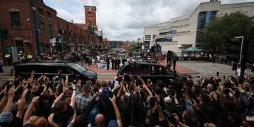 Birmingham se despide de Ozzy Osbourne con un emotivo y multitudinario cortejo fúnebre