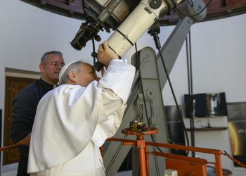 León XIV visita el Observatorio astronómico del vaticano en el aniversario de la llegada del hombre a la Luna