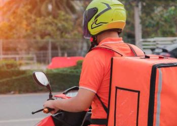 Repartidores advierten un retroceso en sus ingresos ante aumento del 7% en tarifas de plataformas digitales