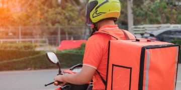 Repartidores advierten un retroceso en sus ingresos ante aumento del 7% en tarifas de plataformas digitales