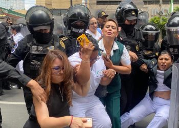 Granaderos reprimen a profesionales de la salud que exigían el cumplimiento de sus derechos laborales