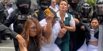 Granaderos reprimen a profesionales de la salud que exigían el cumplimiento de sus derechos laborales