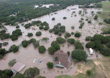 Se elevan a 43 las víctimas mortales por las inundaciones en Texas; entre ellos 15 niños