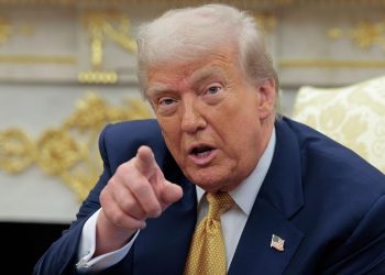 Donald Trump durante reunión en la Casa Blanca con el primer ministro canadiense Mark Carney hablando sobre plan de paz en Gaza