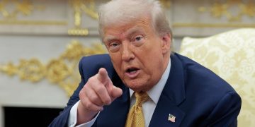 Donald Trump durante reunión en la Casa Blanca con el primer ministro canadiense Mark Carney hablando sobre plan de paz en Gaza
