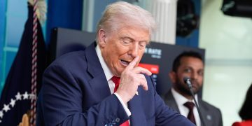 Trump amenaza con una “gran demanda” a Powell, jefe de la Fed